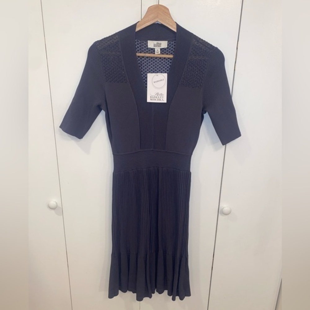NWT - Belle Badgley Mischka Gray Short Sleeve V Neck Scuba Dress Size XSmall